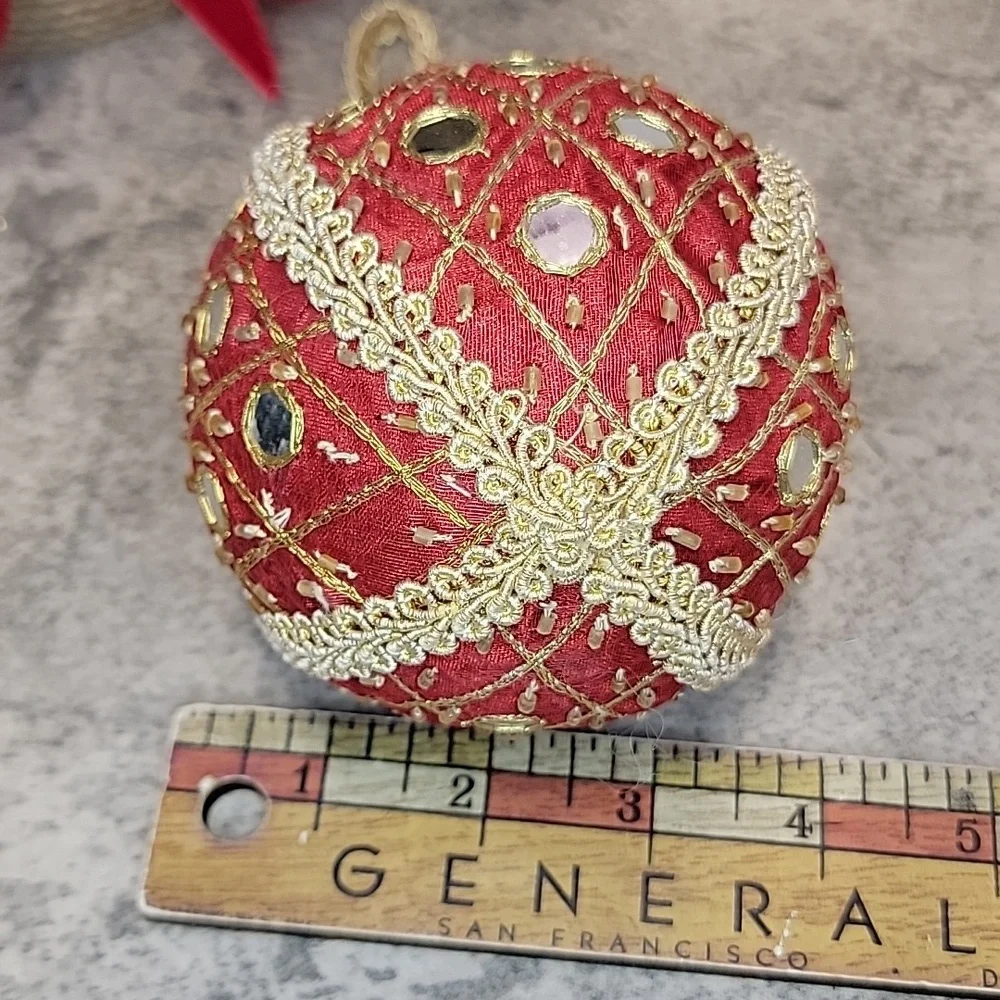 Large Vintage red fabric ornament with beads & mirrors - Picture 5 of 5